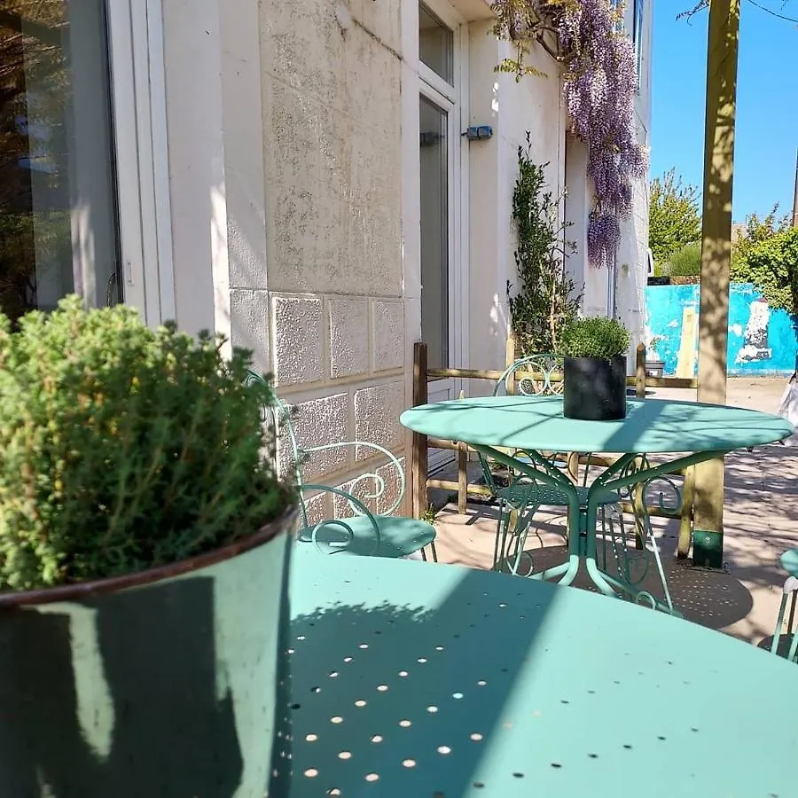 Maison Triton Et Porcelaine Saint-Coulomb Bed & Breakfast